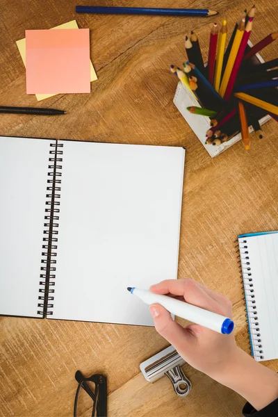 Businesswomans hand schrijven met marker — Stockfoto