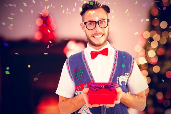 Geeky hipster oferecendo presente de Natal — Fotografia de Stock