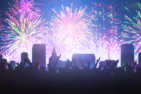 Siluetas celebrando contra fuegos artificiales de colores —  Fotos de Stock