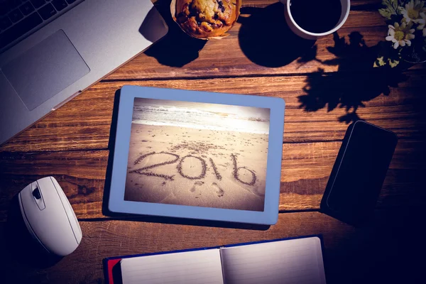 Tablet met 2016 op zand op strand — Stockfoto