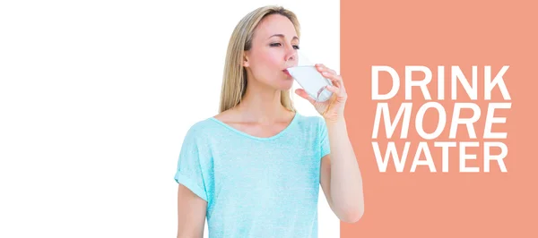 Blonde drinkglas van water — Stockfoto