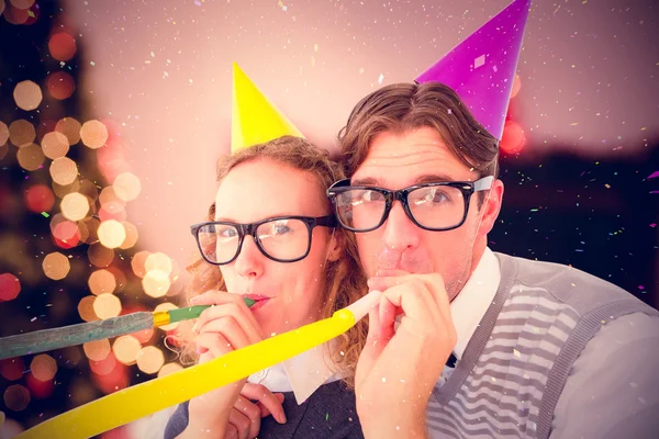 Hipster casal soprando chifre de festa — Fotografia de Stock