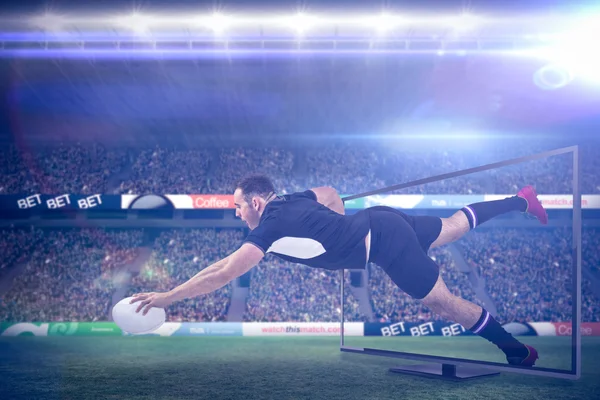 美式足球球员试图抓住脚的复合图像 — 图库照片
