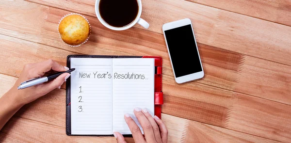 Mani femminili che scrivono in agenda — Foto Stock