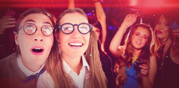 Geeky hipster pareja levantando los ojos — Foto de Stock