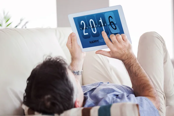 Man om på soffan med en TabletPC — Stockfoto