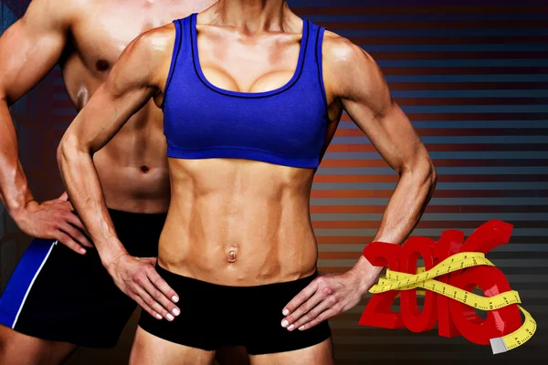 Bodybuilding-Paar gegen dunklen Raum — Stockfoto