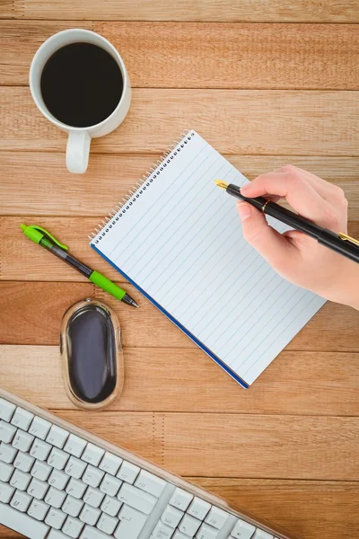 Empresarios escritura a mano con pluma estilográfica — Foto de Stock