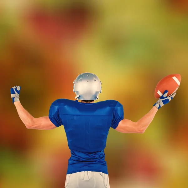 Americký fotbalista drží míč — Stock fotografie