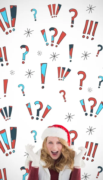 Bionda donna in cappello di Babbo Natale urlando alla fotocamera — Foto Stock