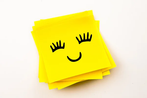 Uśmiechnięta twarz przed karteczkę — Zdjęcie stockowe
