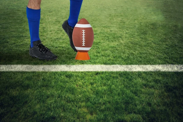 Jugador de fútbol americano pateando pelota — Foto de Stock