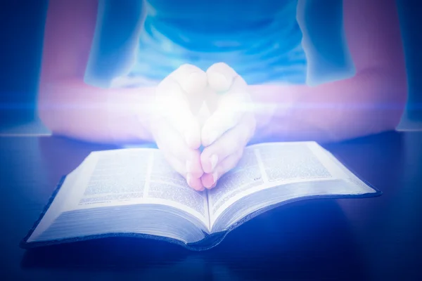 Woman praying while reading bible — Stock Photo, Image