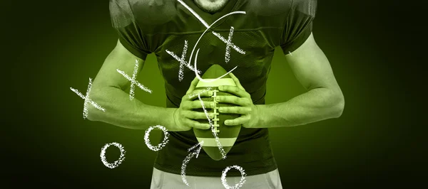 Jogador de futebol americano agressivo segurando bola — Fotografia de Stock