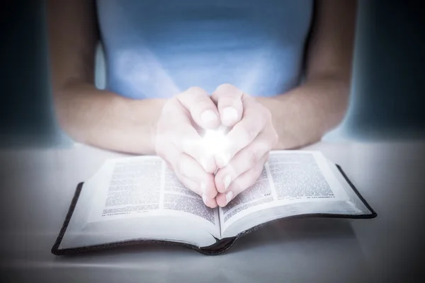 Mujer rezando mientras lee la Biblia — Foto de Stock