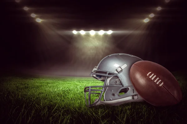 Samengestelde afbeelding van Amerikaans voetbal helm en ball — Stockfoto