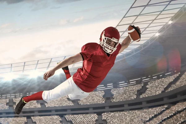 Jugador de fútbol americano anotando un touchdown — Foto de Stock