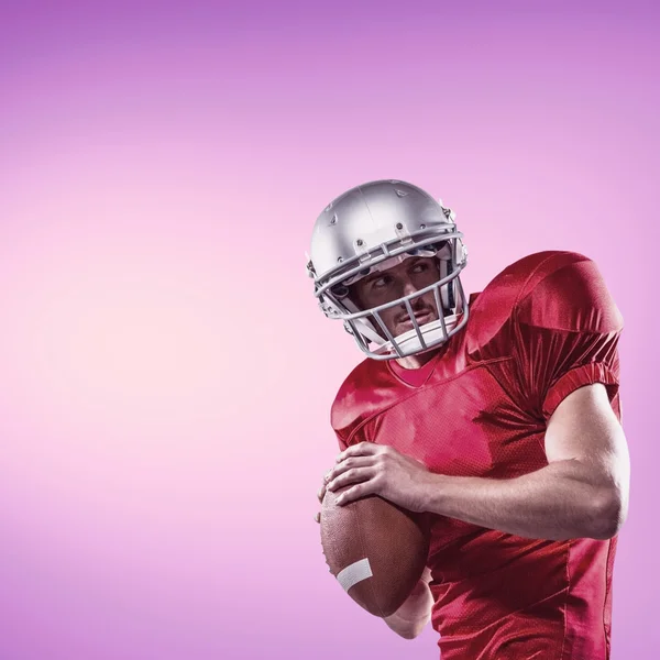 American Football Spieler im roten Trikot schaut weg — Stockfoto