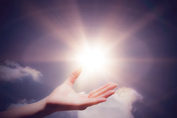 Mano mostrando contra el cielo — Foto de Stock