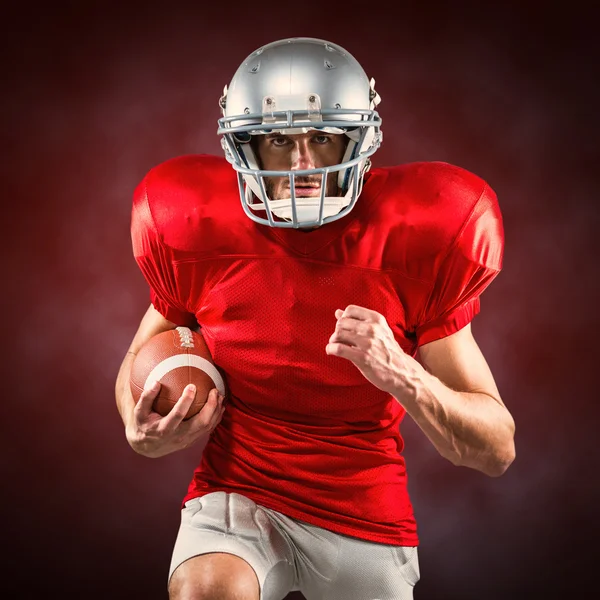 Jugador de fútbol americano en camiseta roja corriendo — Foto de Stock