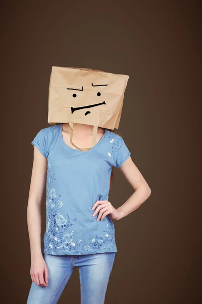 Immagine composita di donna in posa con borsa sulla testa — Foto Stock