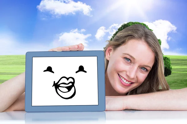 Samengestelde afbeelding van vrouw weergegeven: tablet pc — Stockfoto