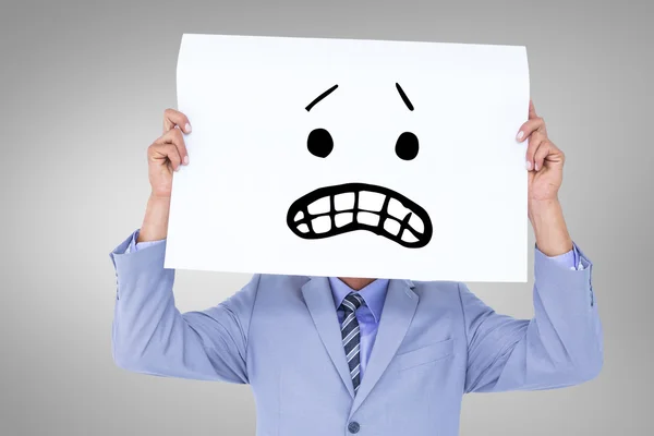 Retrato de un hombre de negocios escondiendo su cara detrás de un panel en blanco — Foto de Stock