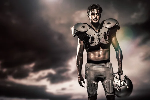 Shirtless jogador de futebol americano com preenchimento segurando capacete — Fotografia de Stock