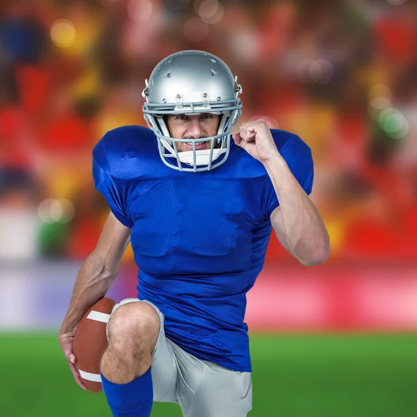 Hráč amerického fotbalu, stojí na jedné noze — Stock fotografie
