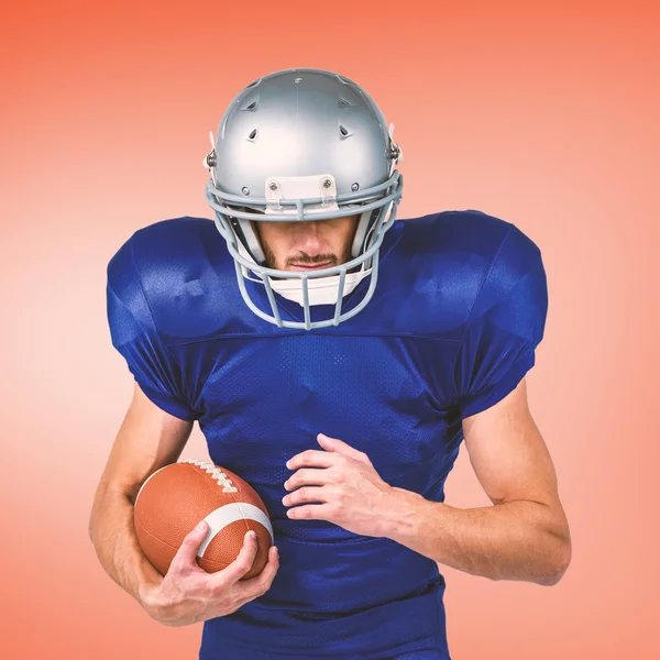 Sport játékos visel sisakot, rövid idő tárolás a labda — Stock Fotó