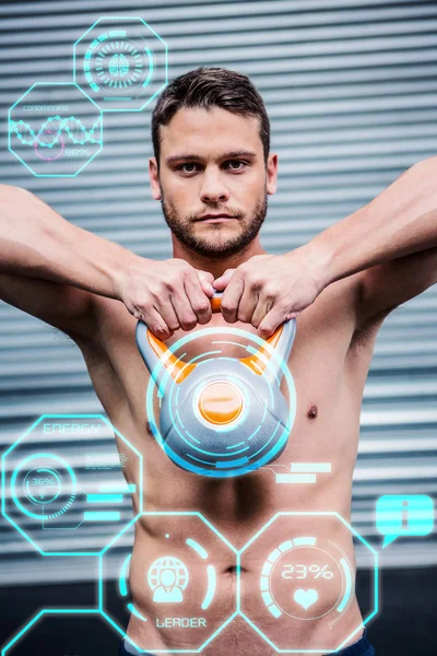 Retrato del hombre musculoso levantando una kettlebell — Foto de Stock