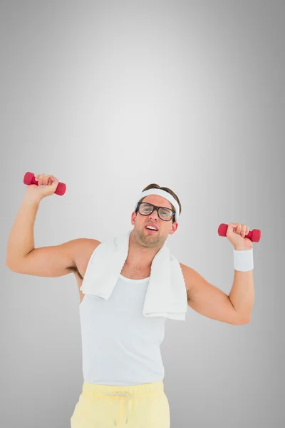 Geeky Hipster Hanteln heben in Sportbekleidung — Stockfoto