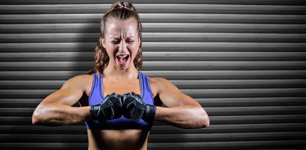 Músculos agresivos de la flexión del boxeador femenino — Foto de Stock