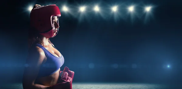 Boxeador femenino con sombreros y guantes — Foto de Stock