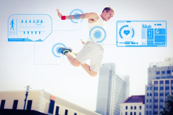 Hombre haciendo parkour en la ciudad — Foto de Stock