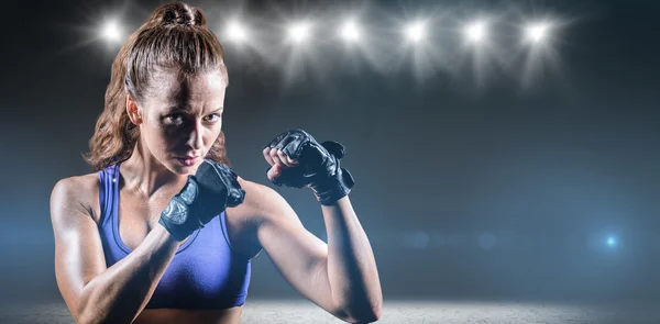 戦いの姿勢に自信を持って女性のボクサーの肖像画 — ストック写真