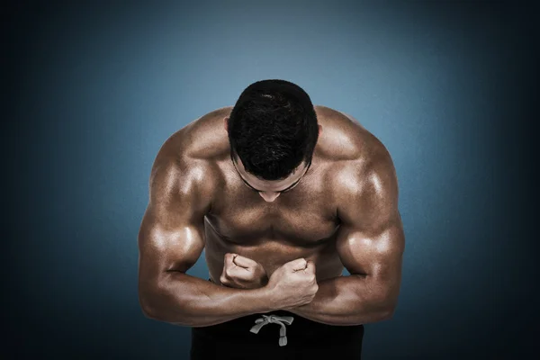 Muscular man flexing for camera — Stock Photo, Image