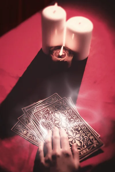 Cajero de la fortuna usando cartas del tarot — Foto de Stock