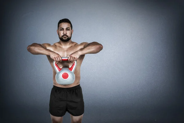 Muscular hombre levantamiento pesado kettlebell —  Fotos de Stock