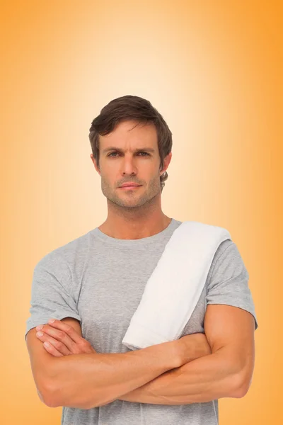 Portret van een fit jonge man met een handdoek — Stockfoto