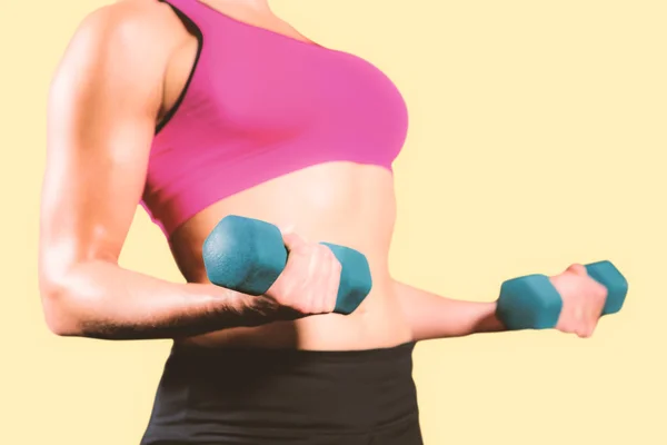 Muscular woman lifting heavy dumbbells — Stock Photo, Image