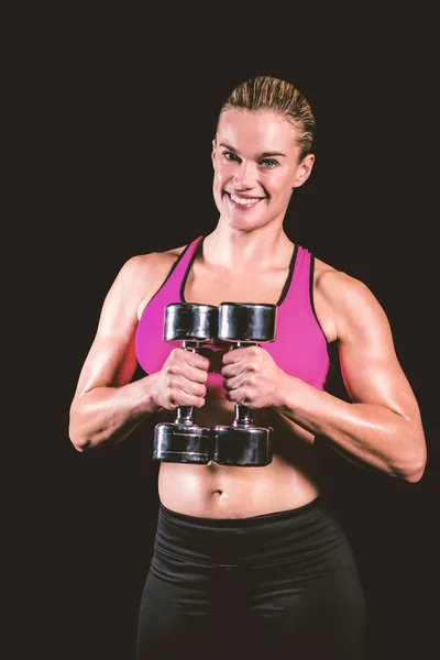 Mujer muscular levantando pesadas mancuernas — Foto de Stock