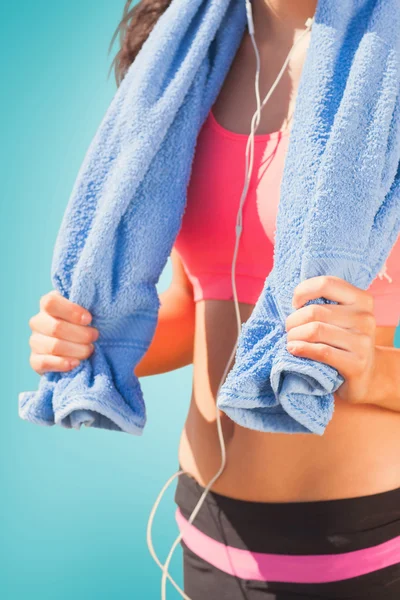 Sección media de la mujer sana con toalla — Foto de Stock