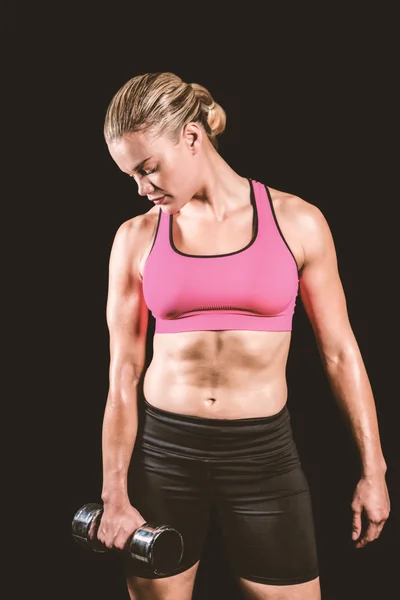 Donna muscolare sollevamento manubri pesanti — Foto Stock