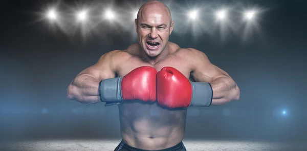 Boxer careca irritado com luvas de perfuração — Fotografia de Stock