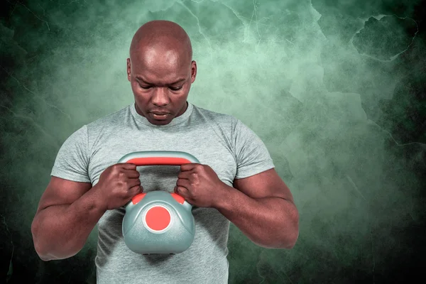 Uygun adam kettlebell ile egzersiz — Stok fotoğraf