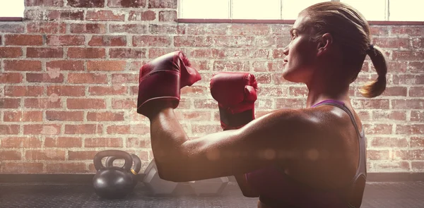 Vista lateral del boxeador femenino con postura de lucha — Foto de Stock