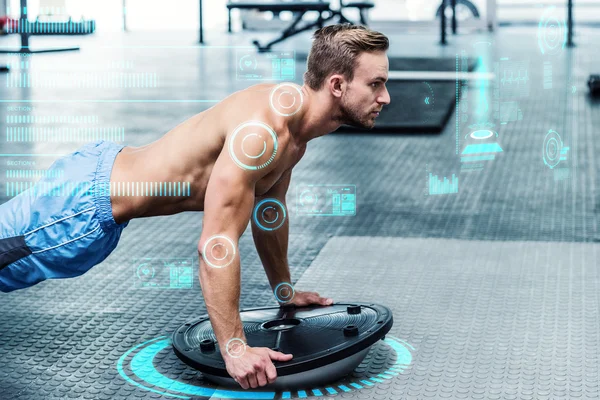 Hombre musculoso haciendo ejercicios de Bosu Ball — Foto de Stock