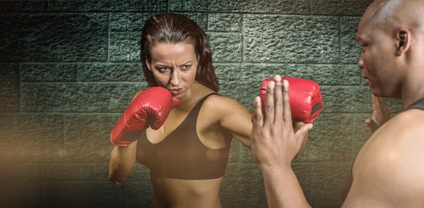 Kvinnliga boxare tränar med tränare — Stockfoto