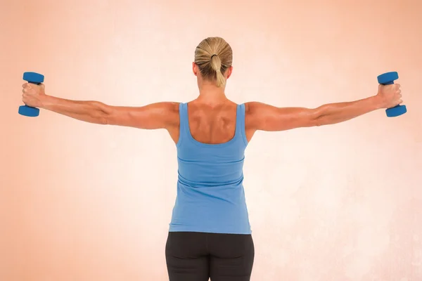 Mulher muscular exercitando-se com halteres — Fotografia de Stock